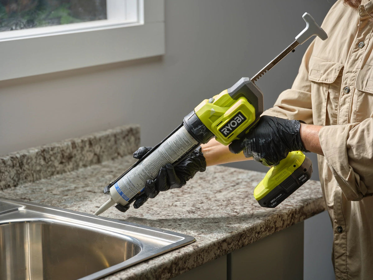 18V ONE+ 10 oz. Caulk and Adhesive Gun Kit Image 10